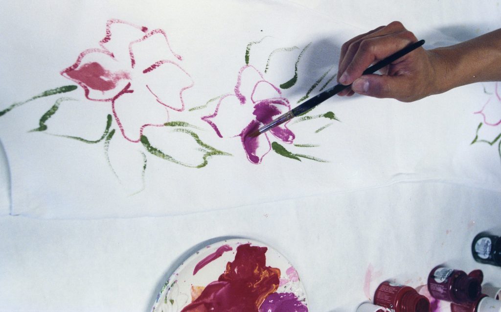 mano che disegna fiori con pennello
